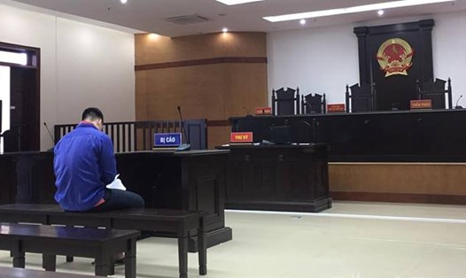 Bị cáo Cao Mạnh Hùng được dẫn đến và có mặt tại phiên tòa sáng nay.