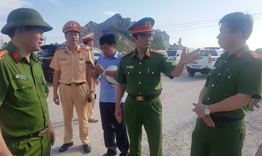 Đại tá Khương Duy Oanh (thứ hai, phải sang) đang chỉ đạo lực lượng điều tra tại hiện trường.