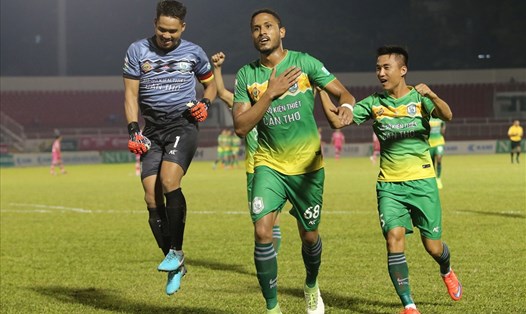 Cú đúp của Wander Luiz giúp XSKT Cần Thơ giành chiến thắng 2-1 trước Sài Gòn ngay trên sân Thống Nhất. Ảnh: G.L