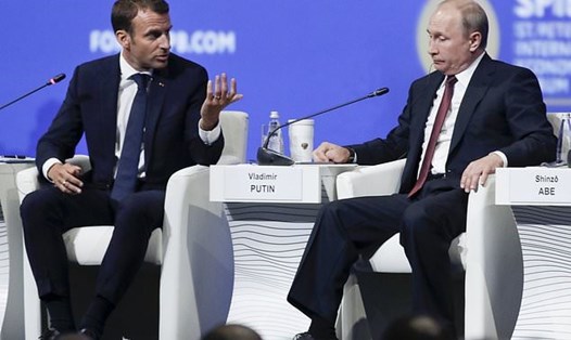 Tổng thống Nga Vladimir Putin và Tổng thống Pháp Emmanuel Macron. Ảnh: AP.