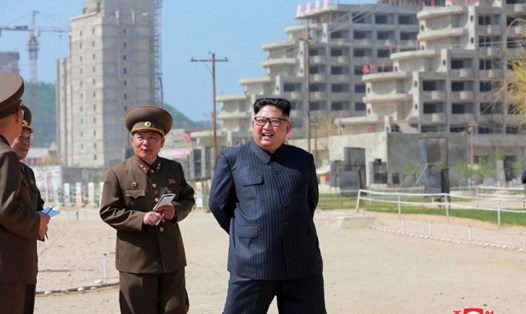 Hai ngày liên tiếp Triều Tiên công bố hình ảnh ông Kim Jong-un đi thị sát các công trình trong nước. Ảnh: KCNA/AP.