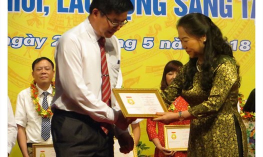 Bà Nguyễn Thị Thu Hồng, Phó Chủ tịch Tổng LĐLĐ Việt Nam trao Bằng lao động sáng tạo cho các cá nhân xuất sắc. Ảnh: TN