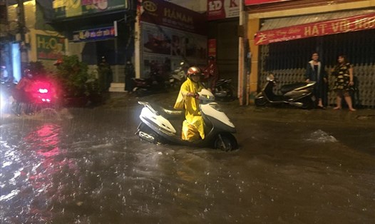Đường Nguyễn Xí (TP.HCM) ngập trong cơn mưa lớn tối ngày 19.5 (ảnh:M.O).