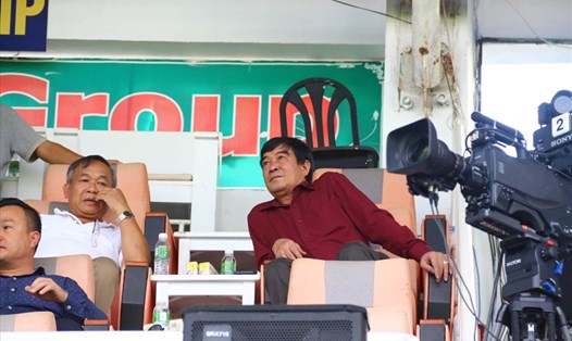 Phó chủ tịch VFF Nguyễn Xuân Gụ xuất hiện trên sân Pleiku sau sự cố "dính chàm" tới nghi án mua dâm ở TP.HCM hôm 24.5. Ảnh: Đ.V