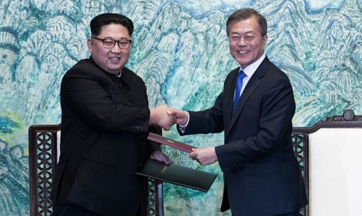Tổng thống Hàn Quốc và lãnh đạo Triều Tiên gặp mặt thượng đỉnh lần 2 tại Bàn Môn Điếm. Ảnh: AP. 