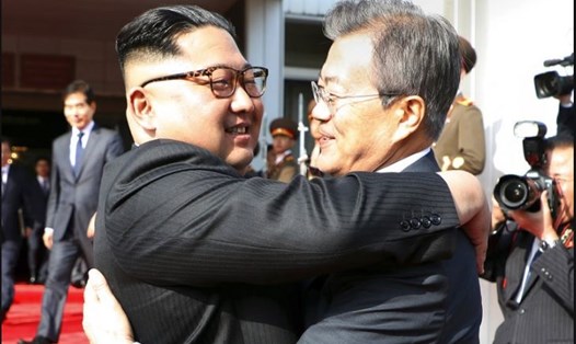 Lãnh đạo Hàn Quốc - Triều Tiên trong cuộc gặp lần 2. Ảnh: AP. 