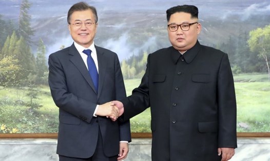 Tổng thống Moon Jae-in và lãnh đạo Triều Tiên Kim Jong-un trong cuộc gặp thượng đỉnh lần 2. Ảnh: AP. 