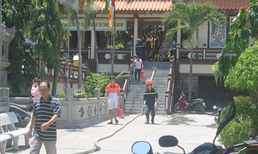 Vụ cháy nghị do chập điện ở chùa Long Sơn khiến nhiều du khách hốt hoảng. Ảnh: PV