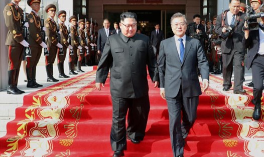 Nhà lãnh đạo Kim Jong-un gặp Tổng thống Moon Jae-in lần thứ hai hôm 26.5. Ảnh: AP