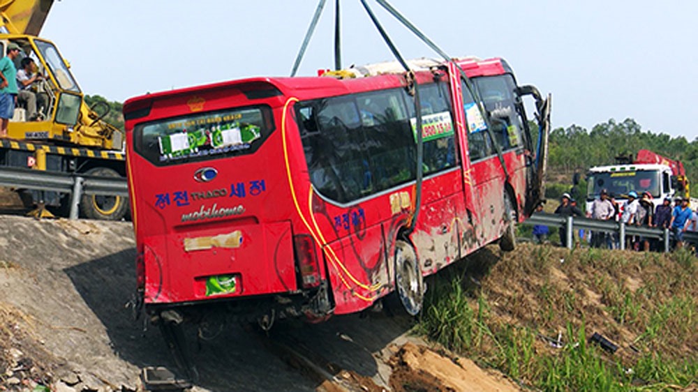 Ôtô được đưa ra khỏi hiện trường.