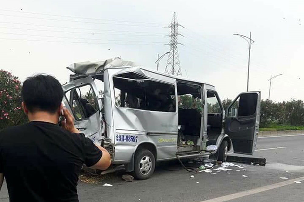 Xe khách bị hư hỏng, biến dạng sau vụ va chạm.