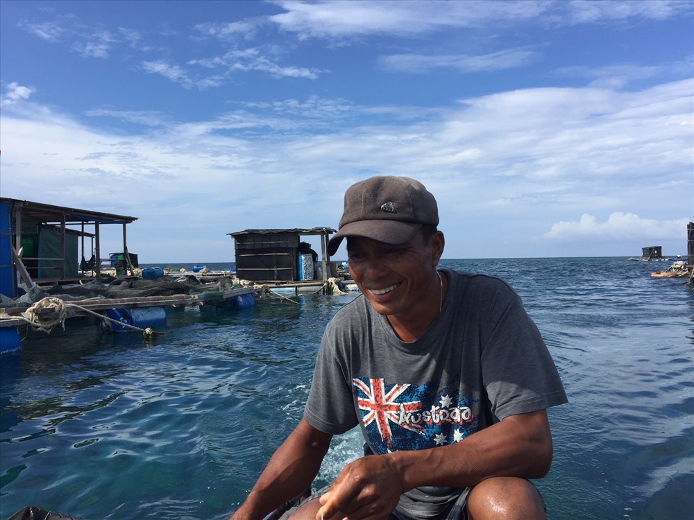 Chủ lồng bè cá Sinh vừa nuôi thủy sản tổ chức đón khách du lịch tham quan, ăn uống