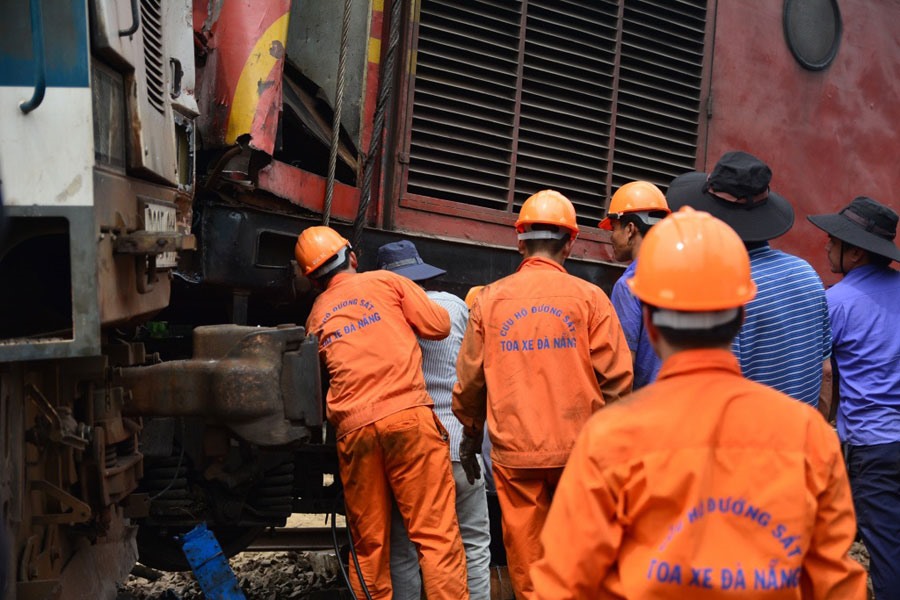 Lực lượng chức năng ngành đường sắt đang nỗ lực, khẩn trương khắc phục hậu quả của vụ va chạm giữa 2 tàu chở hàng xảy ra tại ga Núi Thành, đoạn thị trấn Núi Thành, tỉnh Quảng Nam. Ảnh: VĂN LUẬN