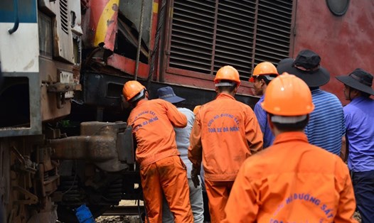 Lực lượng chức năng ngành đường sắt đang nỗ lực, khẩn trương khắc phục hậu quả của vụ va chạm giữa 2 tàu chở hàng xảy ra tại ga Núi Thành, đoạn thị trấn Núi Thành, tỉnh Quảng Nam. Ảnh: VĂN LUẬN