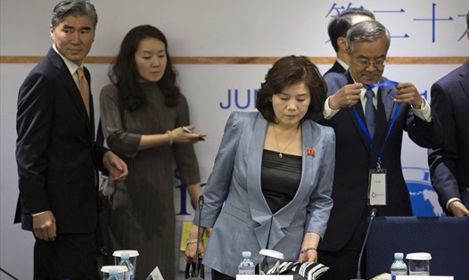 Ông Sung Kim (ngoài cùng bên trái) và bà Choe Son-hui (thứ 3 từ trái sang) trong cuộc Đối thoại Hợp tác Đông Bắc Á lần thứ 26 tại Bắc Kinh, ngày 22.6.2016. Ảnh: AP