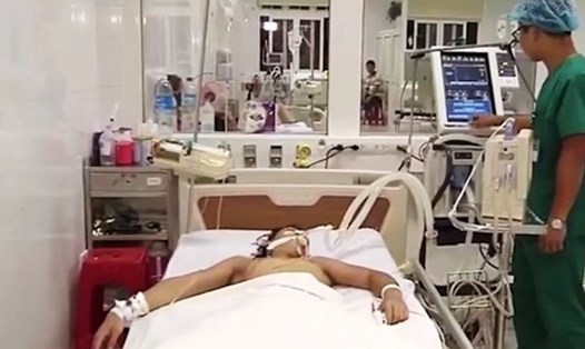 Một trong 5 nạn nhân đang được cấp cứu tại Bệnh viện Đa khoa hữu nghị Nghệ An. Ảnh:HQ