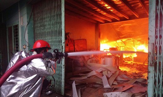 Sau hơn 2 giờ phun nước, đám cháy đã được dập tắt nhưng hàng nghìn mét vuông nhà xưởng của 2 Cty bị thiêu rụi, sập đổ.
