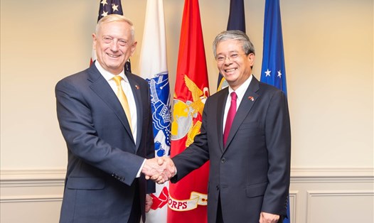 Bộ trưởng Quốc phòng James Mattis tiếp Đại sứ Việt Nam tại Mỹ Phạm Quang Vinh. Ảnh: BNG. 