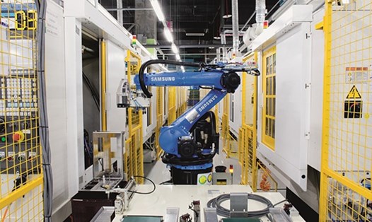 Những cánh tay robot tự động trong dây chuyền sản xuất điện thoại di động tại nhà máy Samsung Thái Nguyên (ảnh: Yasuyuki Takagi).