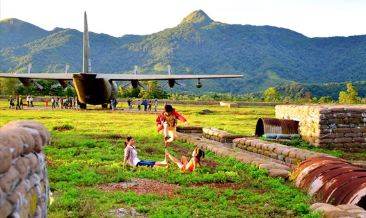 50 năm sau chiến thắng Khe Sanh, sân bay Tà Cơn trở thành điểm đến của nhiều du khách. Ảnh: HA.