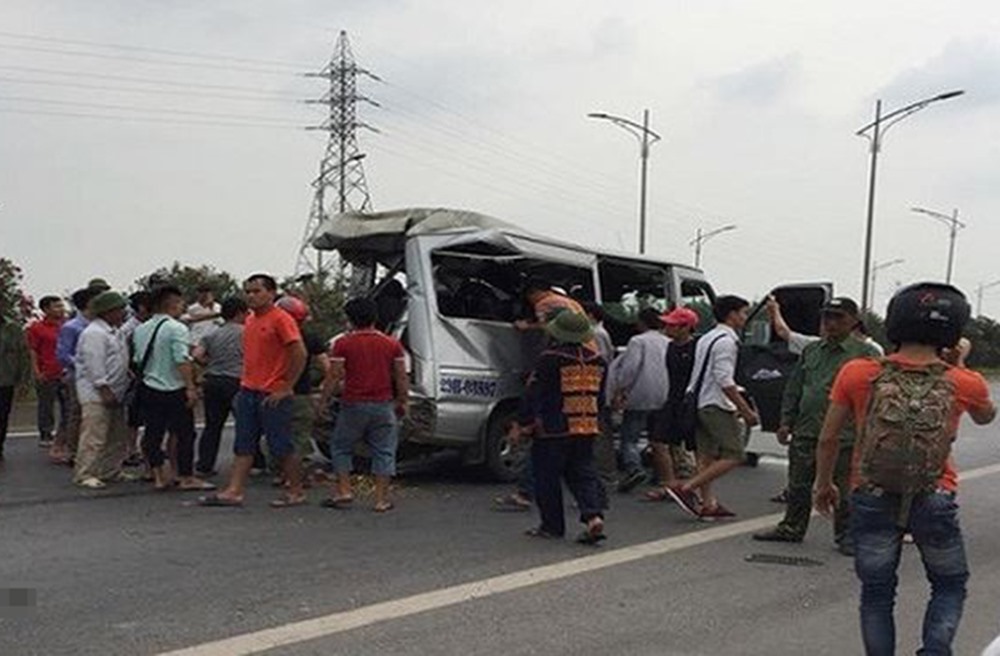 Nhiều hành khách trên xe bị mắc kẹt, người dân phải cậy xe để cứu người. Ảnh: BG.