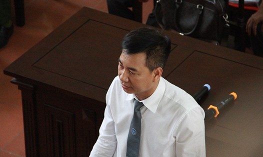 Luật sư Nguyễn Danh Huế đưa ra quan điểm của mình trước hội đồng xét xử vào chiều 28.5