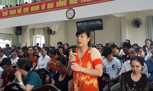 Công nhân TP.Đà Nẵng bày tỏ ý kiến sau vụ bạo hành tại nhóm trẻ Mẹ Mười.Ảnh: PV