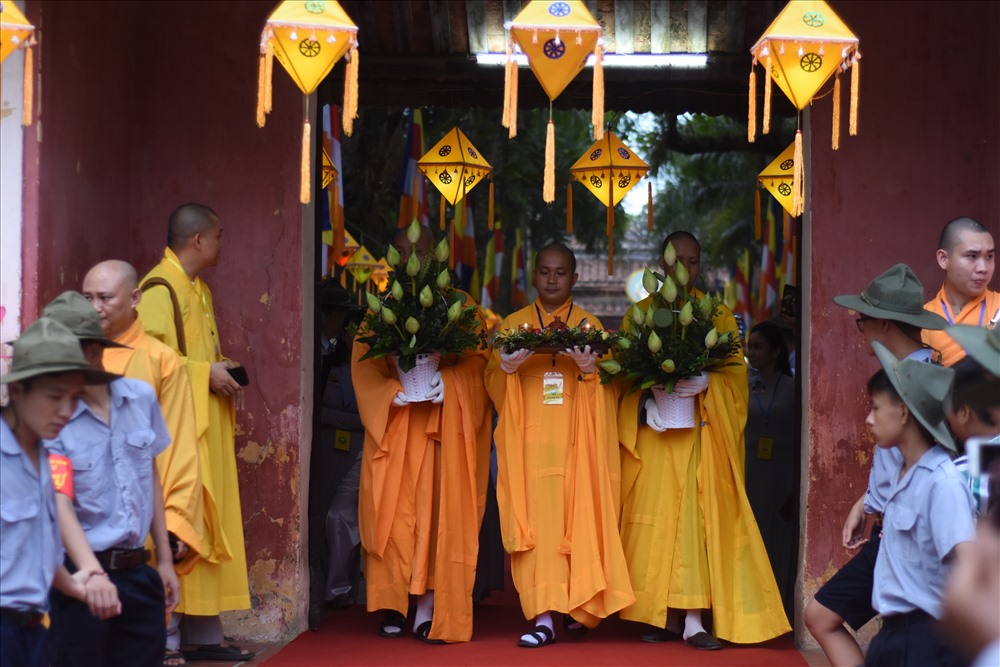 Sau khi làm lễ tại Quốc tự Diệu Đế, đoàn rước bắt đầu khởi hành đến Tổ đình Từ Đàm. Ảnh: NĐT