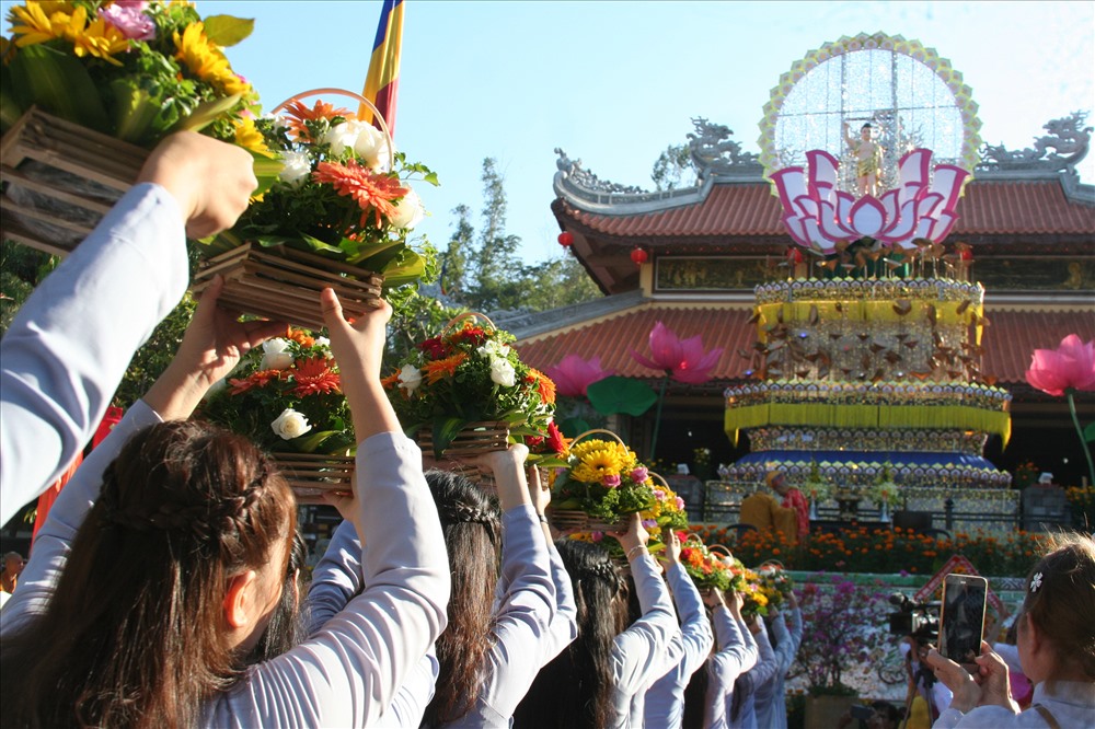 hoạt động của chùa long sơn nha trang - dự đại lễ phật đản 2018