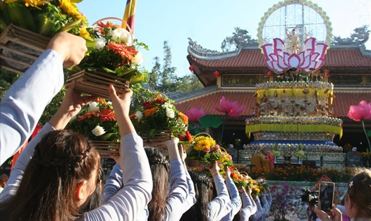 Nghi lễ dâng hoa Đức Phật đại lễ Phật đản 2018 tại chùa Long Sơn (Tp Nha Trang, Khánh Hòa). Ảnh: P.Linh