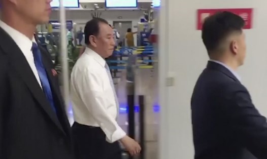Ông Kim Yong-chol tại sân bay Bắc Kinh hôm 29.5. Ảnh: AP. 