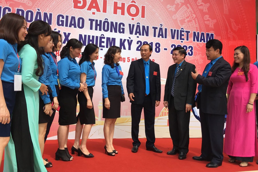 Chủ tịch Tổng LĐLĐVN Bùi Văn Cường (thứ ba bên phải) cùng giao lưu với các đại biểu tham dự Đại hội X CĐ Giao thông Vận tải Việt Nam. Ảnh: V.L