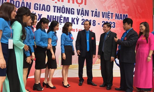 Chủ tịch Tổng LĐLĐVN Bùi Văn Cường (thứ ba bên phải) cùng giao lưu với các đại biểu tham dự Đại hội X CĐ Giao thông Vận tải Việt Nam. Ảnh: V.L