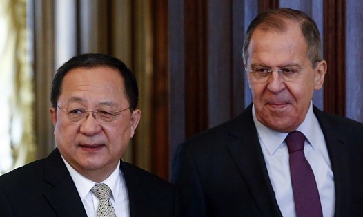 Ngoại trưởng Nga Sergei Lavrov và người đồng cấp Triều Tiên Ri Yong-ho. Ảnh: Reuters