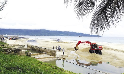 Cống xả thải khiến bãi biển Đà Nẵng đen ngòm, bốc mùi. Nhiều công trình lợi dụng xả thải khi mưa càng làm tình trạng ô nhiễm nặng hơn.