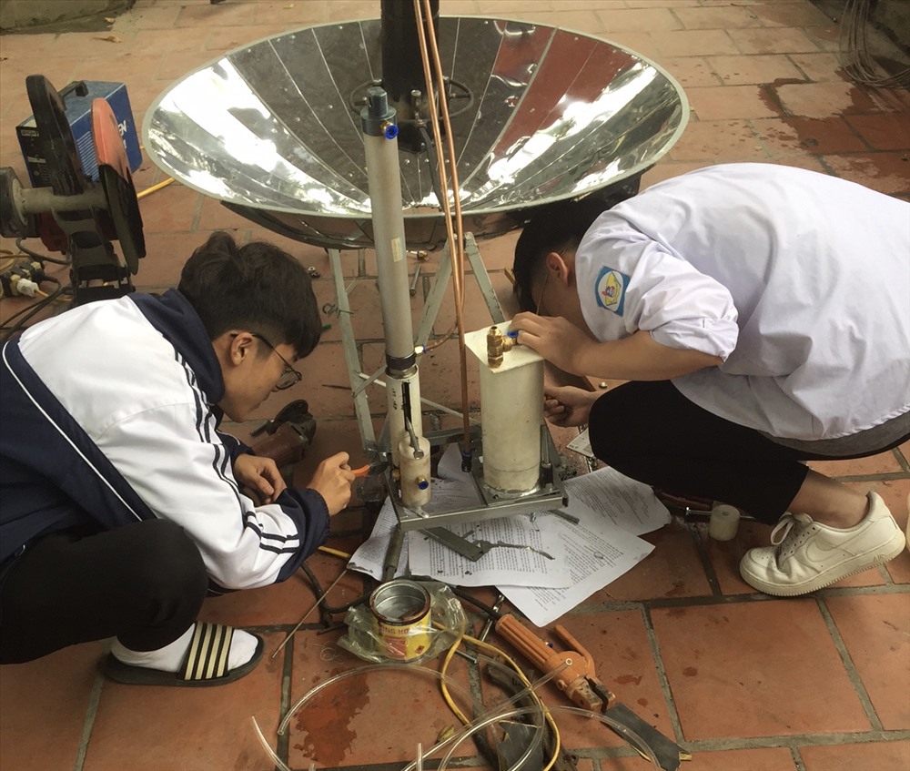 Hai học sinh nỗ lực hoàn thiện tốt hơn thiết bị của mình để chờ ngày dự thi. Ảnh: NA