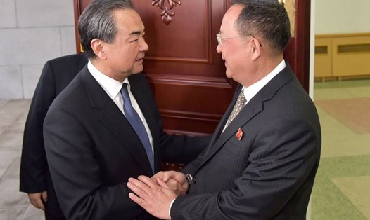 Ngoại trưởng Trung Quốc và Ngoại trưởng Triều Tiên. Ảnh: Reuters. 