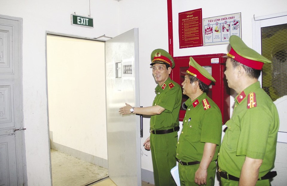 Đường thoát nạn tại chung cư 12T bị cản trở, các hệ thống chỉ dẫn lối thoát nạn thiếu. Ảnh: N.T Đường thoát nạn tại chung cư 12T bị cản trở, các hệ thống chỉ dẫn lối thoát nạn thiếu. Ảnh: N.T