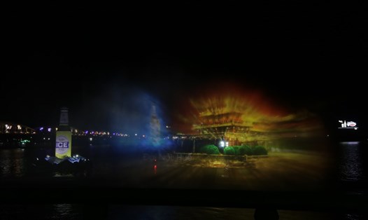 Công nghệ 3D Mapping đầy huyền ảo trên dòng sông Hương với các hình ảnh tráng lệ, đầy sáng tạo về miền Trung Việt Nam. Ảnh: P.Q