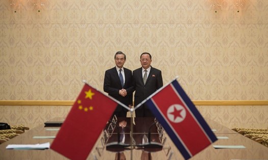 Ngoại trưởng Trung Quốc Vương Nghị và người đồng cấp Triều Tiên. Ảnh: Getty. 