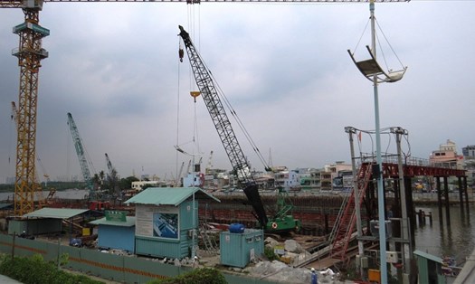 Công trình cống ngăn triều tại gần cầu Tân Thuận bị tạm dừng thi công. Ảnh: Trường Sơn