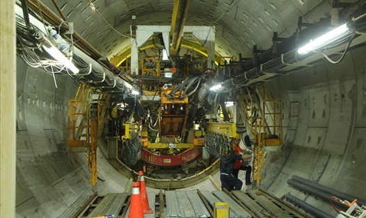  Thiết bị đào ngầm robot TBM hiện đại từ Nhật Bản có tổng chiều dài 70 m, nặng 300 tấn đang được đơn vị thi công lắp ráp để đào đoạn ngầm từ ga Ba Son đến ga Nhà hát thành phố. Ảnh: Cường Ngô