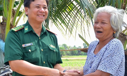 Nụ cười tươi rói này giữa người dân bên kia biên giới với BĐBP Việt Nam, chính là đường biên giới vững chắc và bền vững nhất. (Ảnh: Lục Tùng)