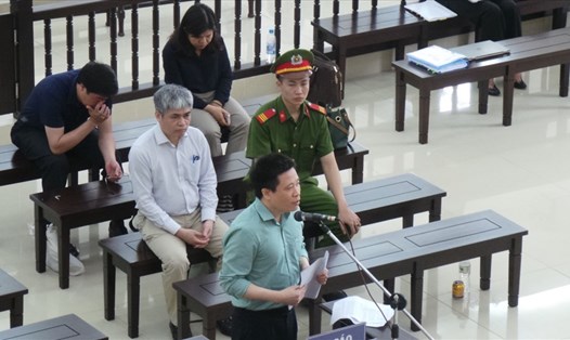 Bị cáo Hà Văn Thắm và Nguyễn Xuân Sơn tại tòa. 