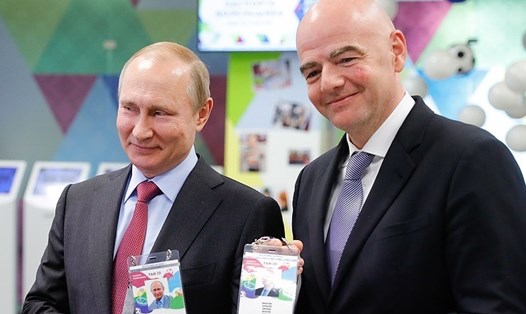 Tổng thống Putin và Chủ tịch FIFA Infantino nhận hộ chiếu người hâm mộ World Cup. Ảnh: TASS