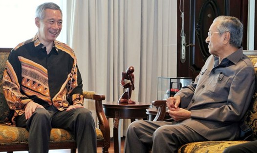 Thủ tướng Malaysia Mahathir Mohamad và Thủ tướng Singapore Lý Hiển Long. Ảnh: Reuters