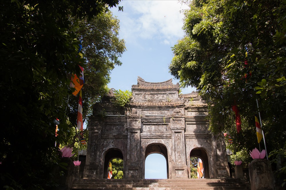 Cổng tam quan dẫn vào chùa Bảo Quốc. Ảnh: BT 