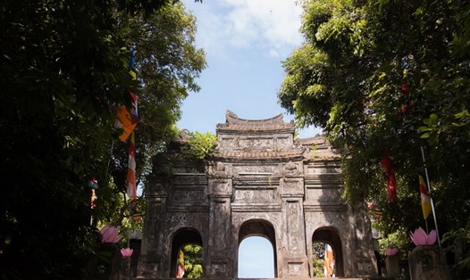 Cổng tam quan dẫn vào chùa Bảo Quốc. Ảnh: BT