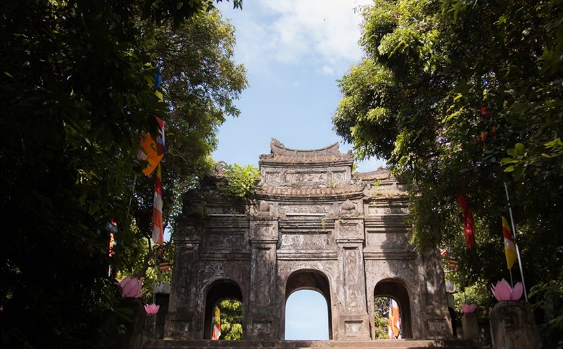 Cổng tam quan dẫn vào chùa Bảo Quốc. Ảnh: BT