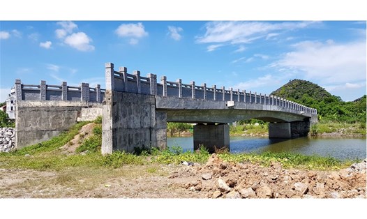 Một cây cầu bắc qua sông Sào Khê đã được xây dựng xong từ nhiều năm nay nhưng không có đường lên cầu. Ảnh: Nguyễn Trường
